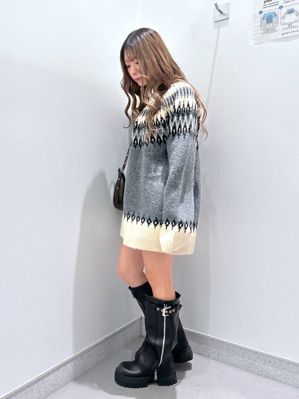 ブラック系のその他パンツ、ブラック系のブーツ、グレー系のニット/セーターを着用したレディースの冬コーディネートの2枚目の写真