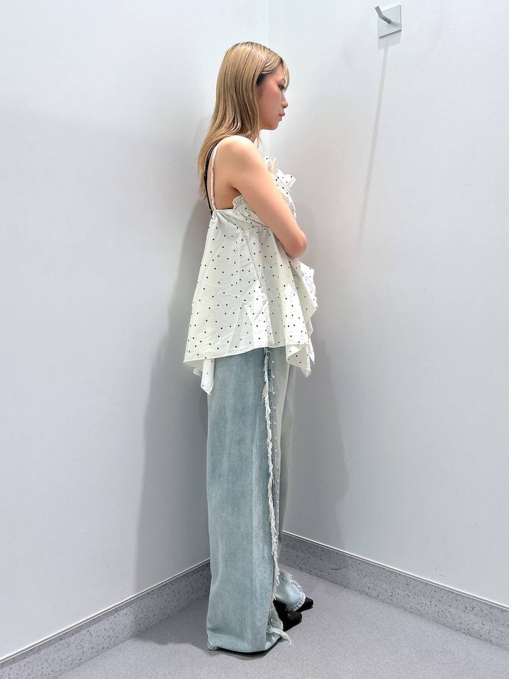 ブラウン系のその他シューズ、ブルー系のデニムパンツ、ベージュ系のキャミソールを着用したレディースの夏コーディネートの3枚目の写真