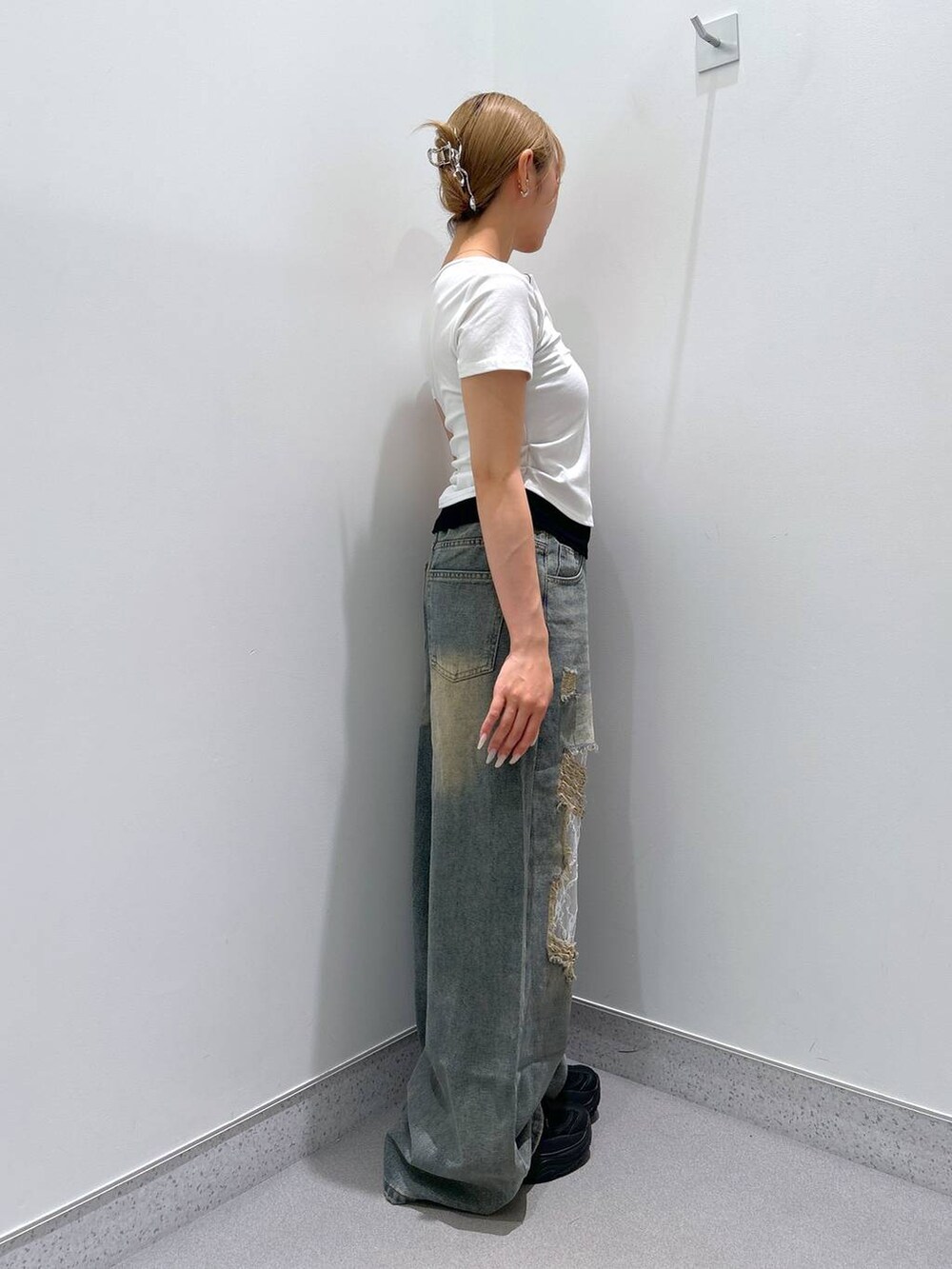 ブルー系のデニムパンツ、ホワイト系のTシャツ/カットソーを着用したレディースの夏コーディネートの2枚目の写真