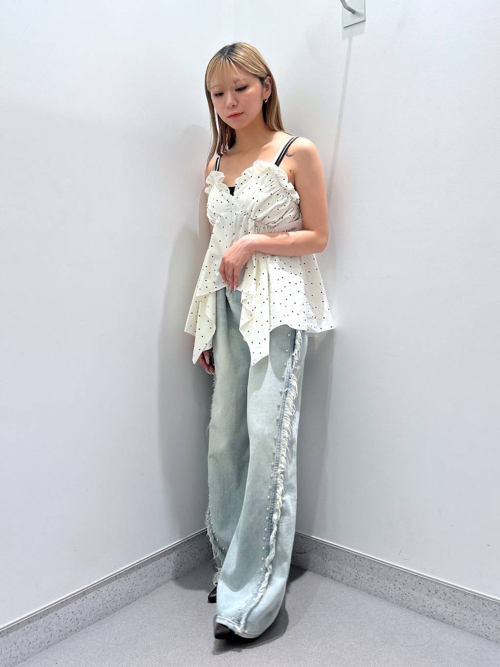 ブラウン系のその他シューズ、ブルー系のデニムパンツ、ベージュ系のキャミソールを着用したレディースの夏コーディネートの2枚目の写真