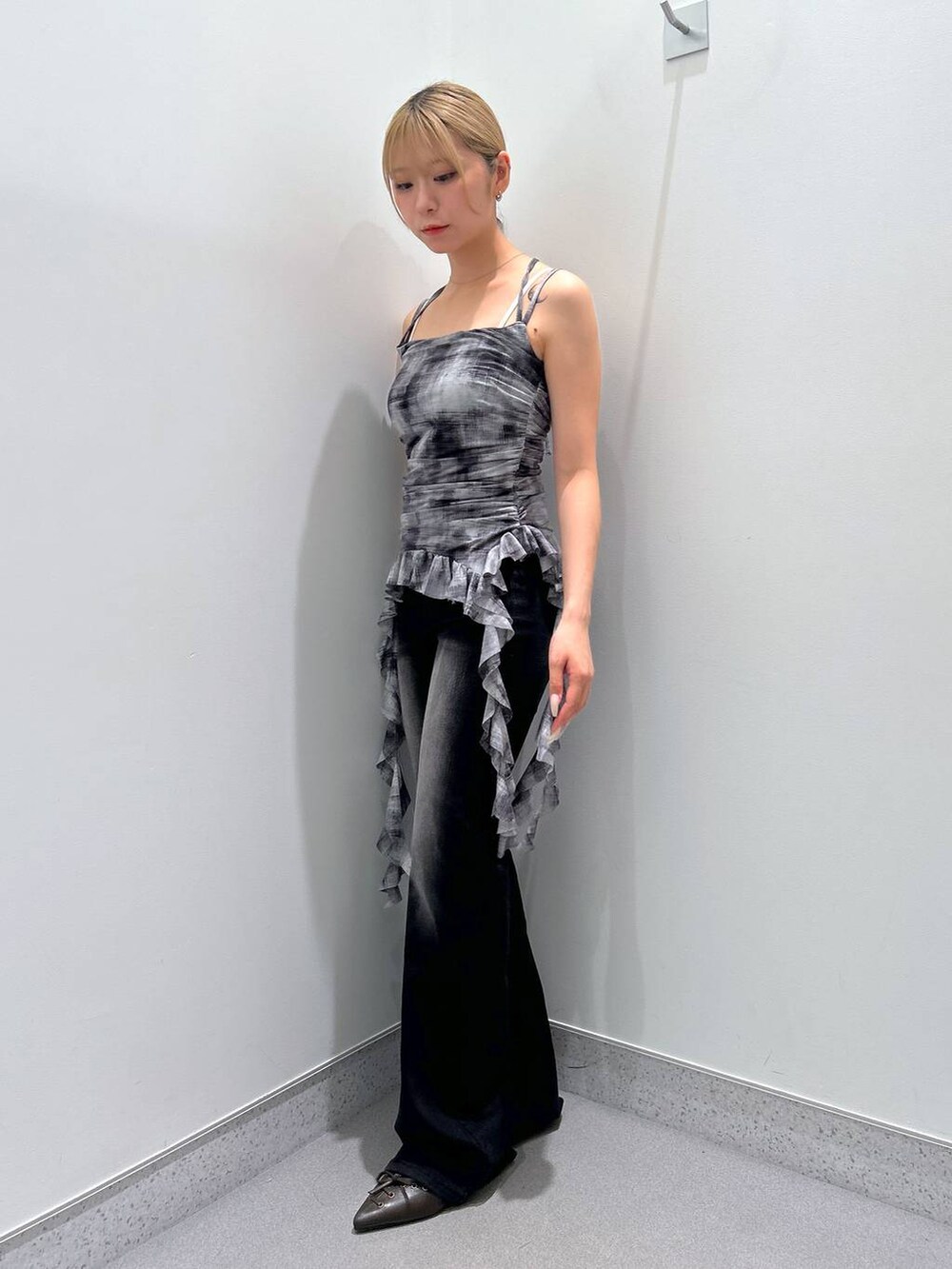 ブラック系のデニムパンツ、ブラウン系のその他シューズ、ブラック系のキャミソールを着用したレディースの夏コーディネートの2枚目の写真