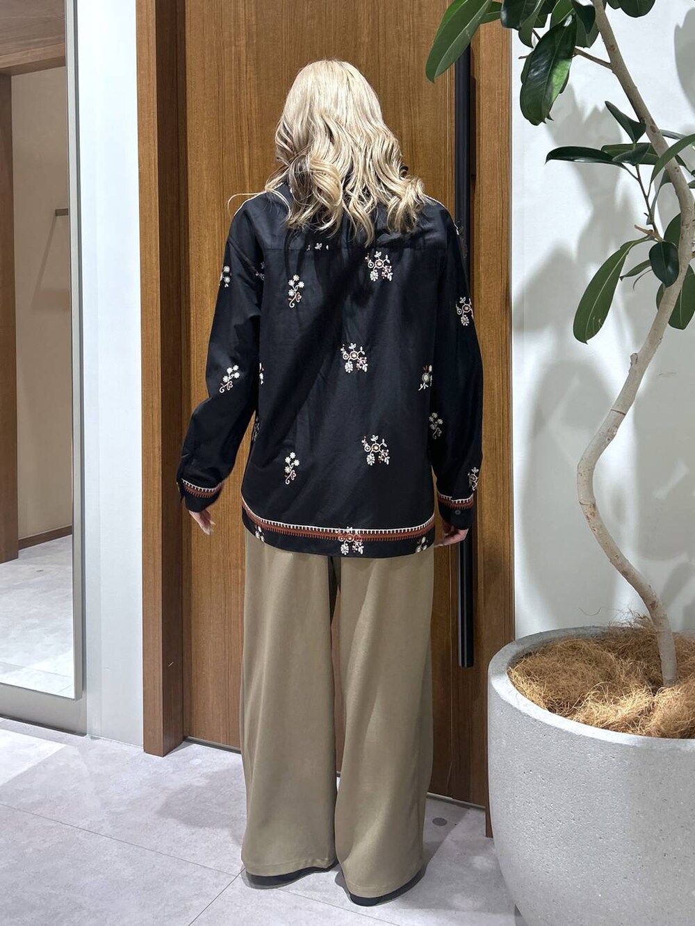 ブラック系のローファー、ブラウン系のその他パンツ、ブラック系のシャツ/ブラウスを着用したレディースの冬コーディネートの3枚目の写真