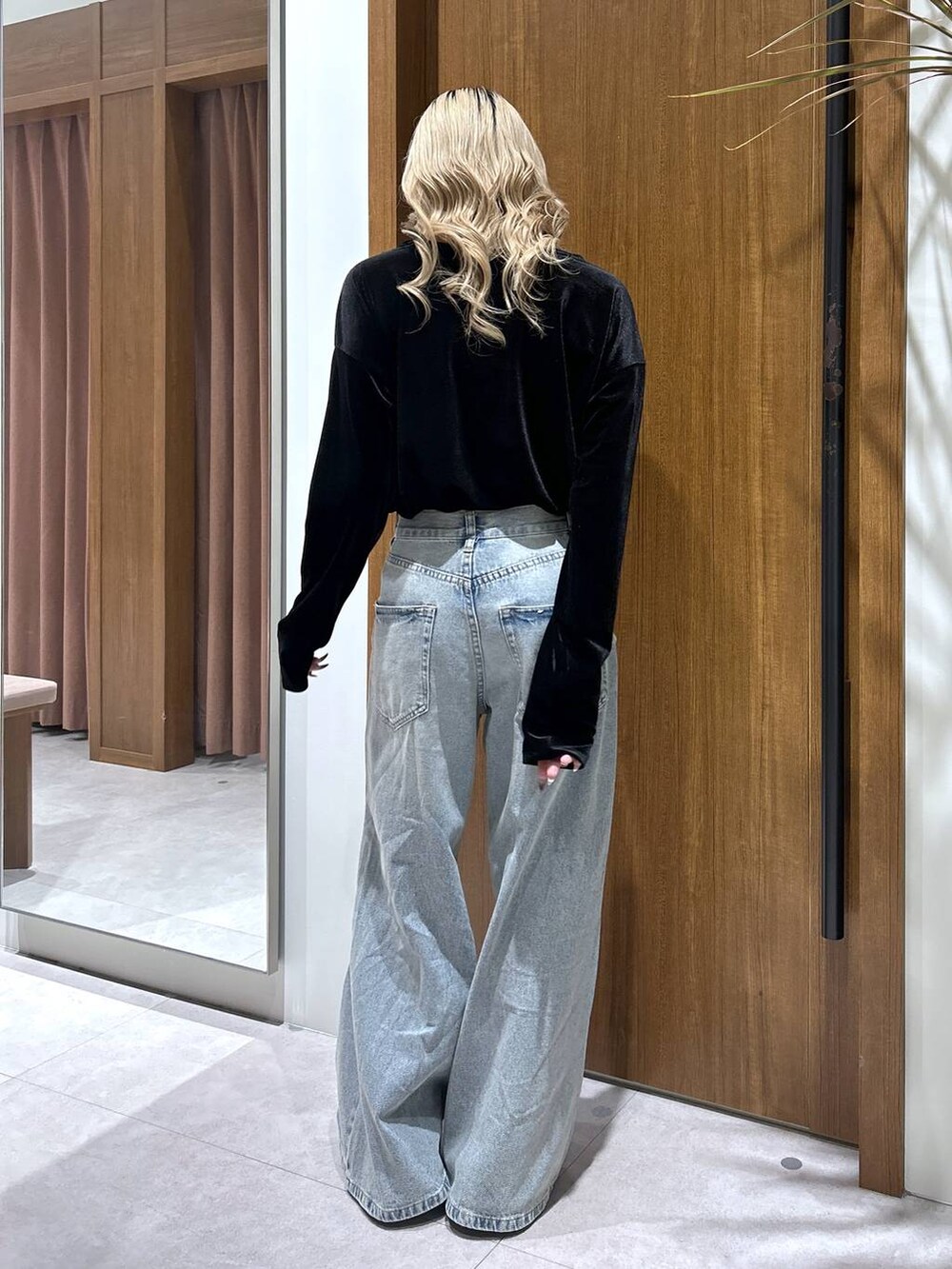 ブルー系のデニムパンツ、ブラック系のTシャツ/カットソーを着用したレディースの秋コーディネートの3枚目の写真