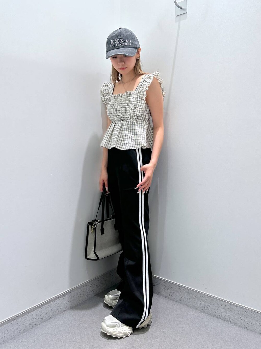 ブラック系のその他パンツ、その他のTシャツ/カットソー、ブラック系のキャップを着用したレディースの夏コーディネートの3枚目の写真