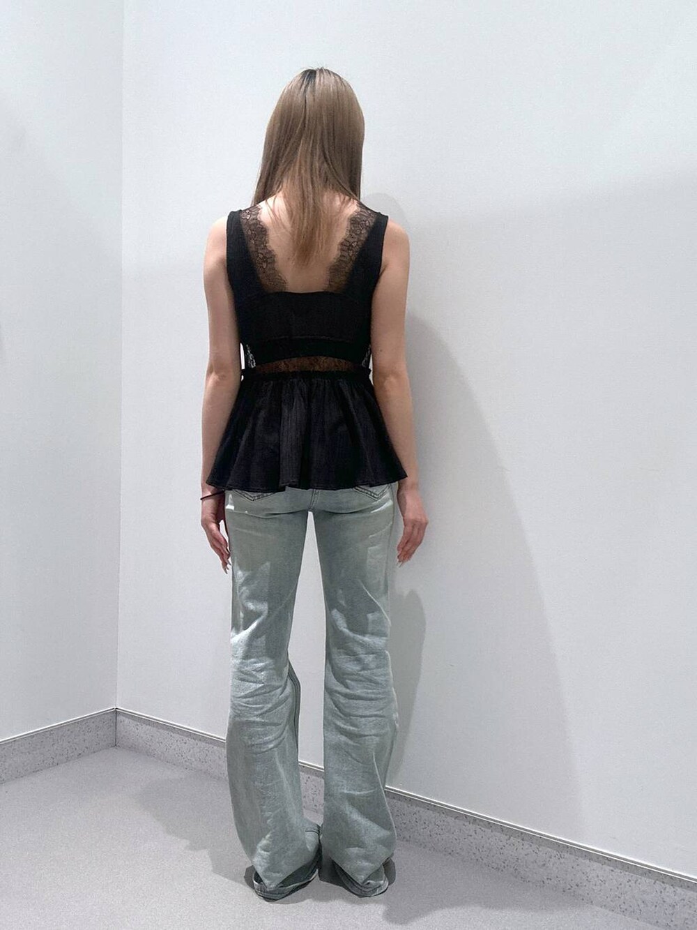 ブルー系のデニムパンツ、ブラウン系のその他シューズ、ブラック系のシャツ/ブラウスを着用したレディースの春コーディネートの3枚目の写真