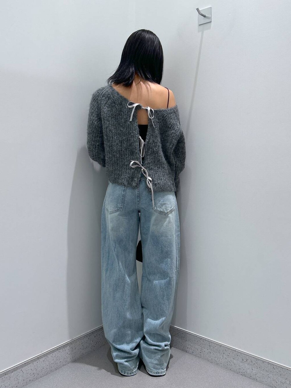 ブラック系のハンドバッグ、ブラック系のローファー、グレー系のカーディガン/ボレロを着用したレディースの秋コーディネートの3枚目の写真