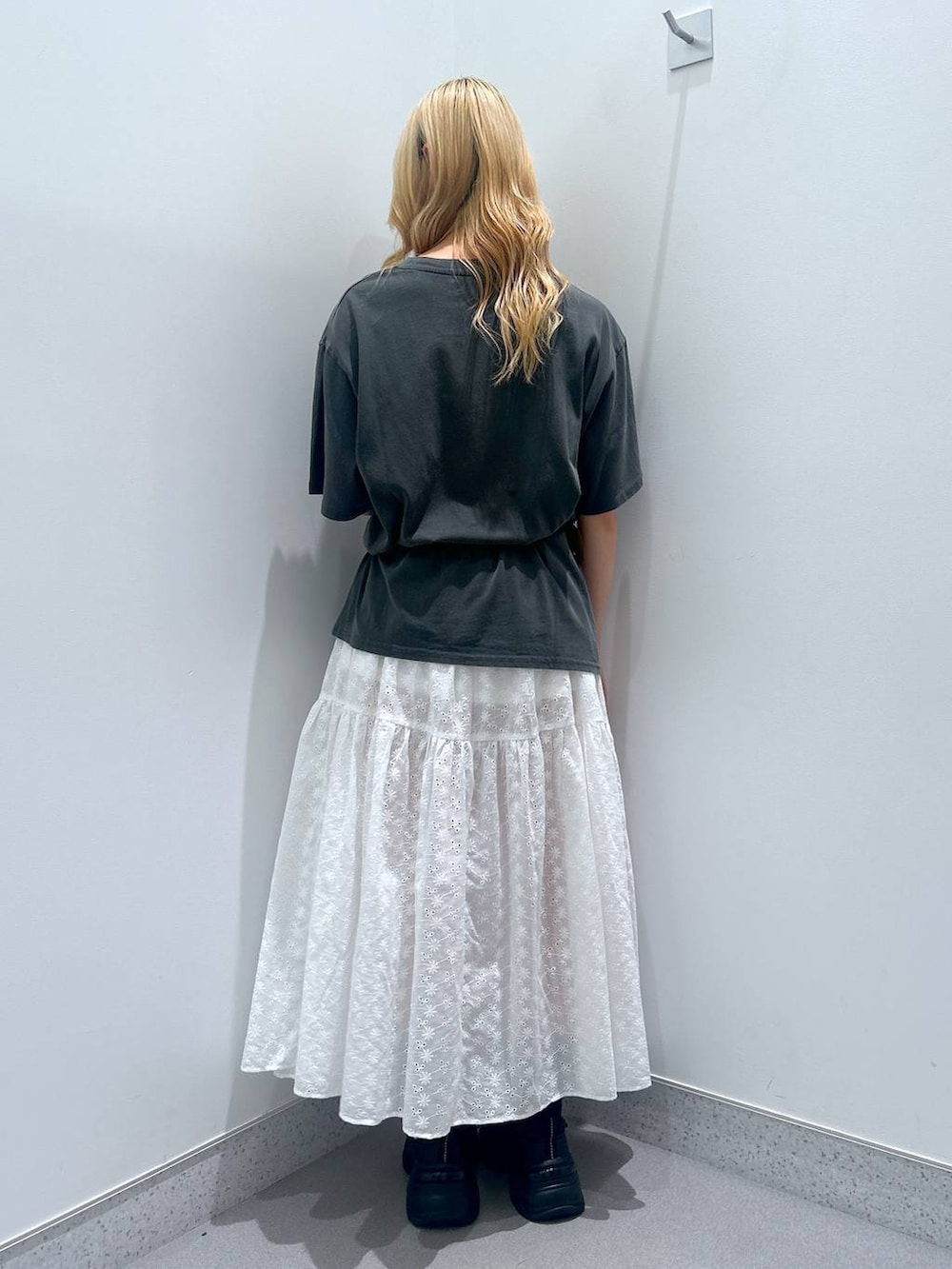 グレー系のTシャツ/カットソー、ホワイト系のスカート、ブラウン系のベルトを着用したレディースの夏コーディネートの3枚目の写真