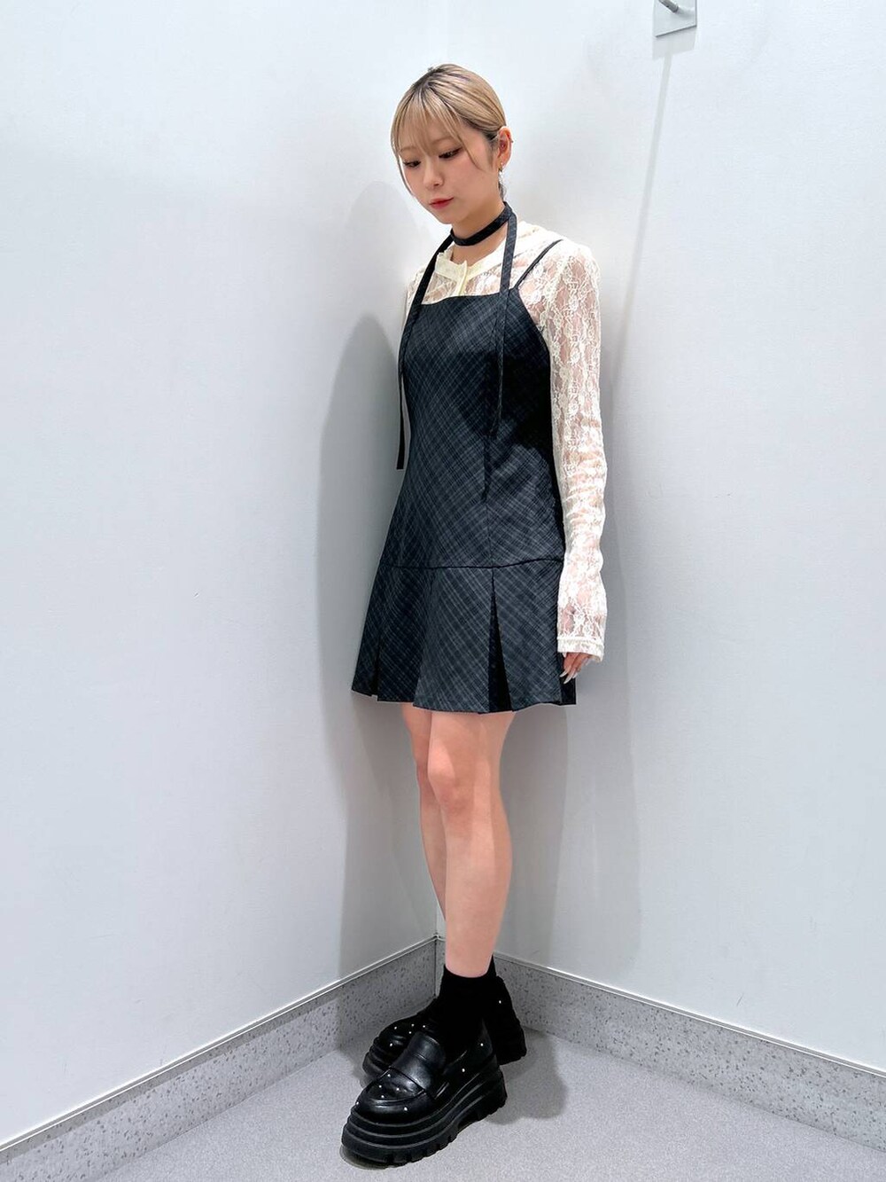 グレー系のワンピース、ベージュ系のTシャツ/カットソーを着用したレディースの春コーディネートの2枚目の写真