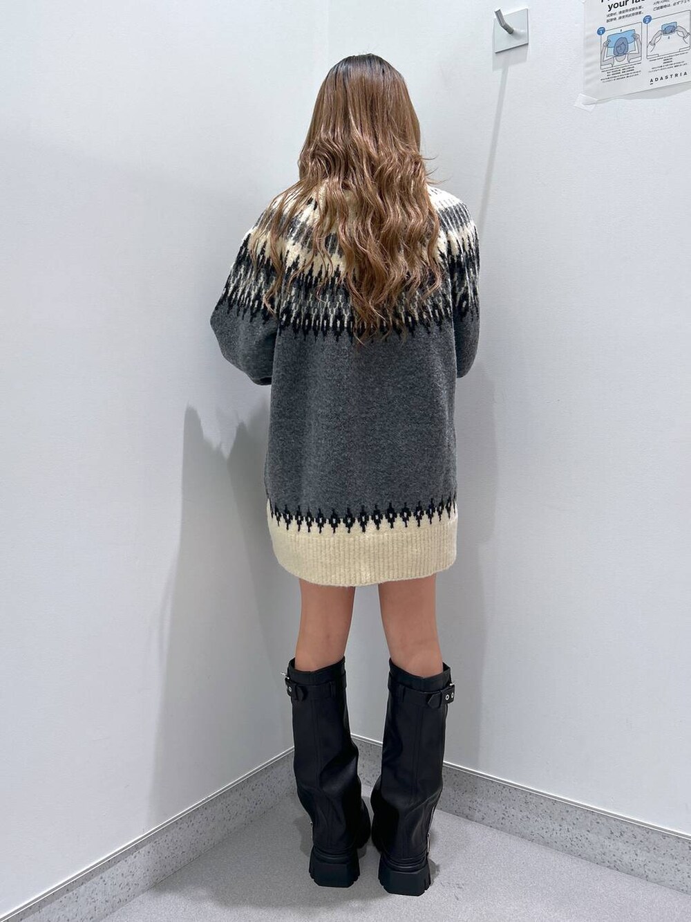 ブラック系のその他パンツ、ブラック系のブーツ、グレー系のニット/セーターを着用したレディースの冬コーディネートの3枚目の写真