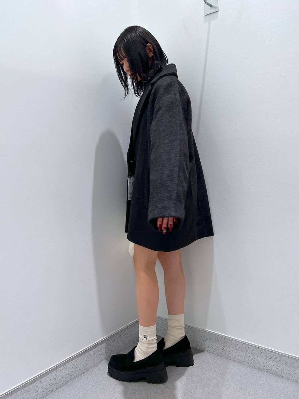 ブラック系のピーコート、ブラック系のローファー、ブラック系のその他パンツを着用したレディースの秋コーディネートの2枚目の写真