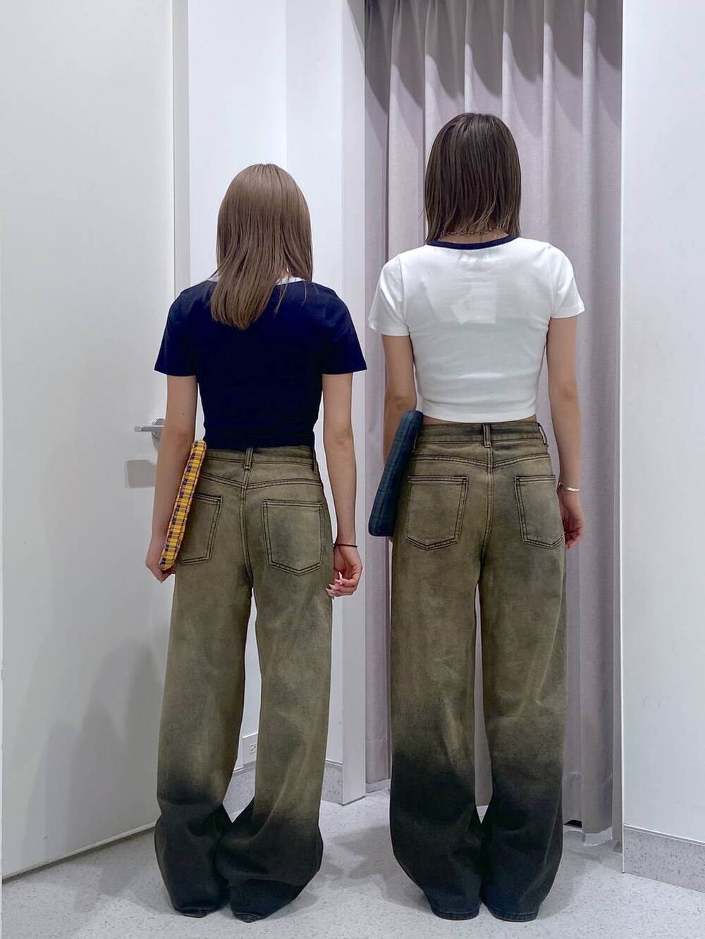 ブラック系のサンダル、ブルー系のTシャツ/カットソー、ブラック系のデニムパンツを着用したレディースの春コーディネートの2枚目の写真