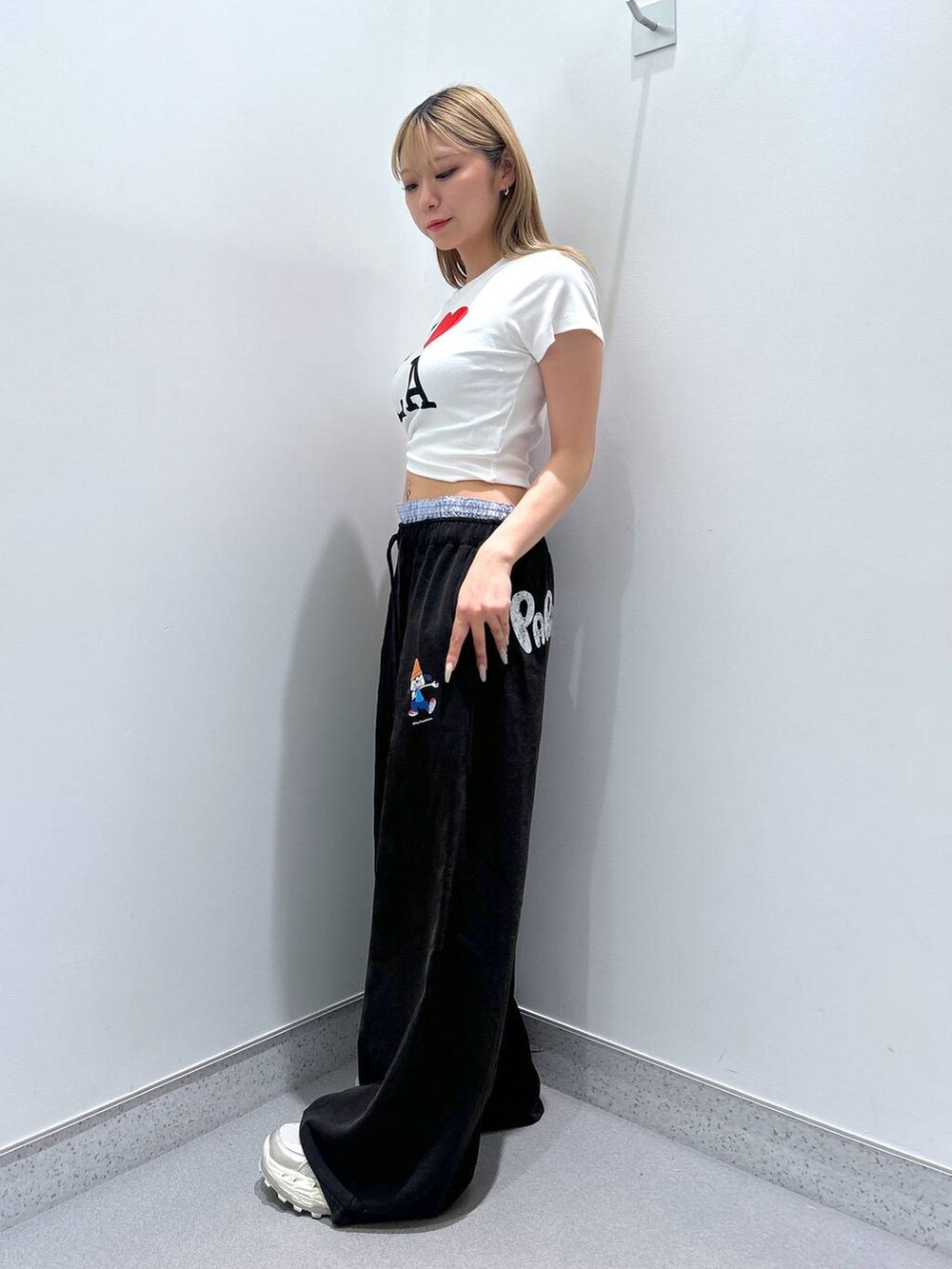 ホワイト系のTシャツ/カットソー、ブラック系のスウェットパンツを着用したレディースの夏コーディネートの3枚目の写真