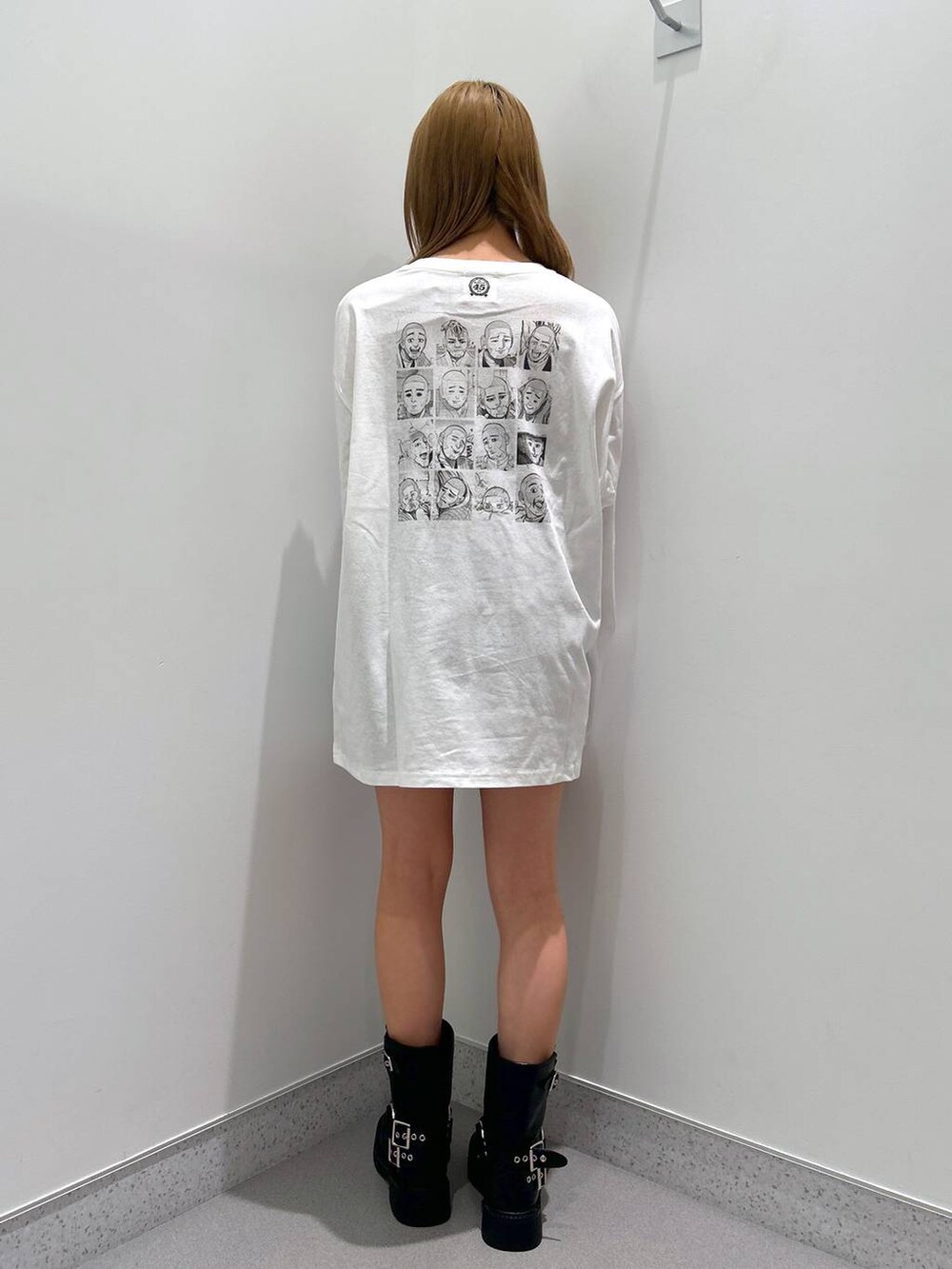 ブラック系のその他パンツ、ブラック系のブーツ、ホワイト系のTシャツ/カットソーを着用したレディースの冬コーディネートの4枚目の写真