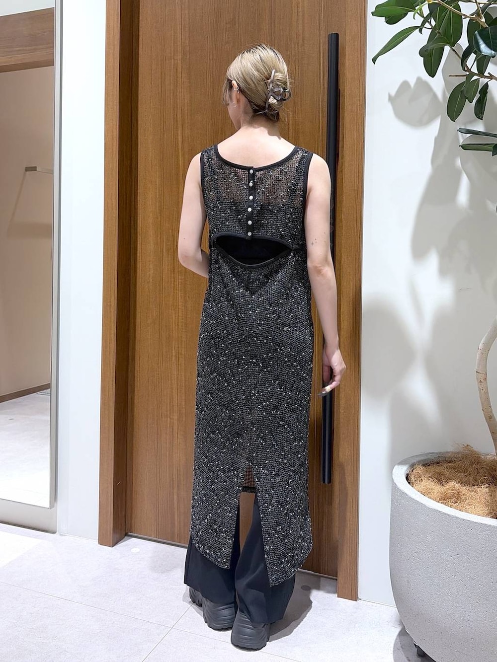 ブラック系のキャミソール、ブラック系のその他パンツ、ブラック系のワンピースを着用したレディースの夏コーディネートの2枚目の写真