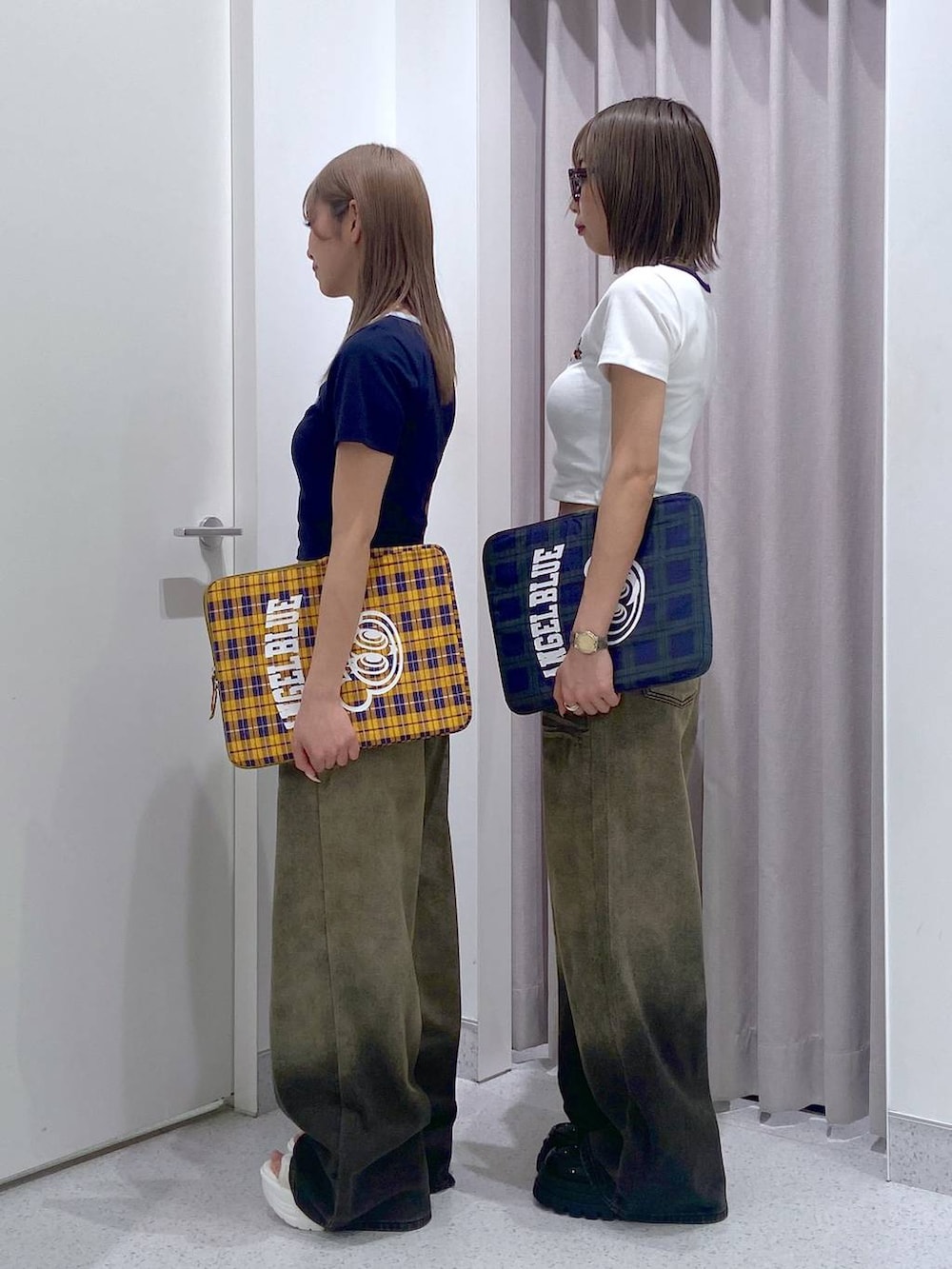 ブラック系のサンダル、ブルー系のTシャツ/カットソー、ブラック系のデニムパンツを着用したレディースの春コーディネートの3枚目の写真