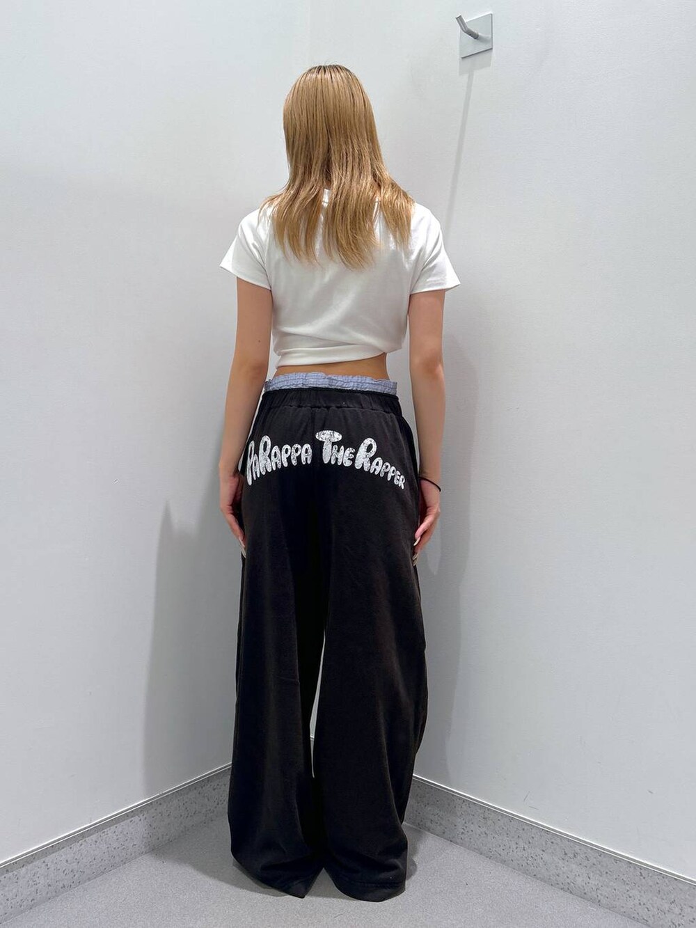 ホワイト系のTシャツ/カットソー、ブラック系のスウェットパンツを着用したレディースの夏コーディネートの4枚目の写真