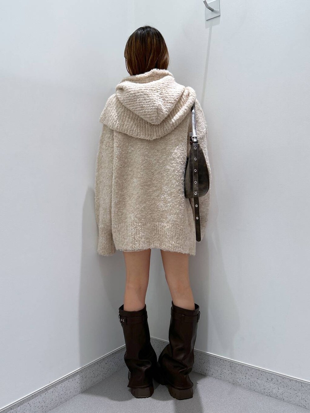 ベージュ系のその他パンツ、ブラウン系のブーツ、ベージュ系のニット/セーターを着用したレディースの冬コーディネートの3枚目の写真