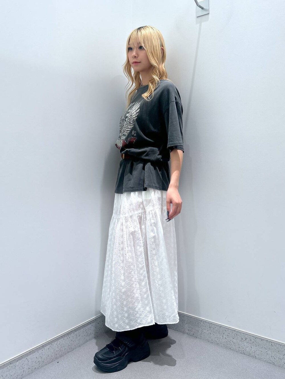 グレー系のTシャツ/カットソー、ホワイト系のスカート、ブラウン系のベルトを着用したレディースの夏コーディネートの2枚目の写真