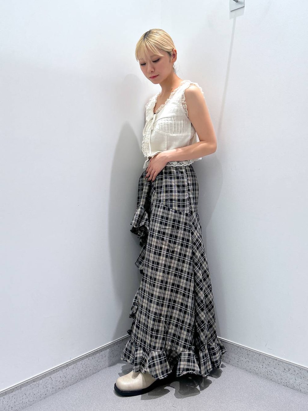 その他のスカート、ベージュ系のベストを着用したレディースの夏コーディネートの2枚目の写真