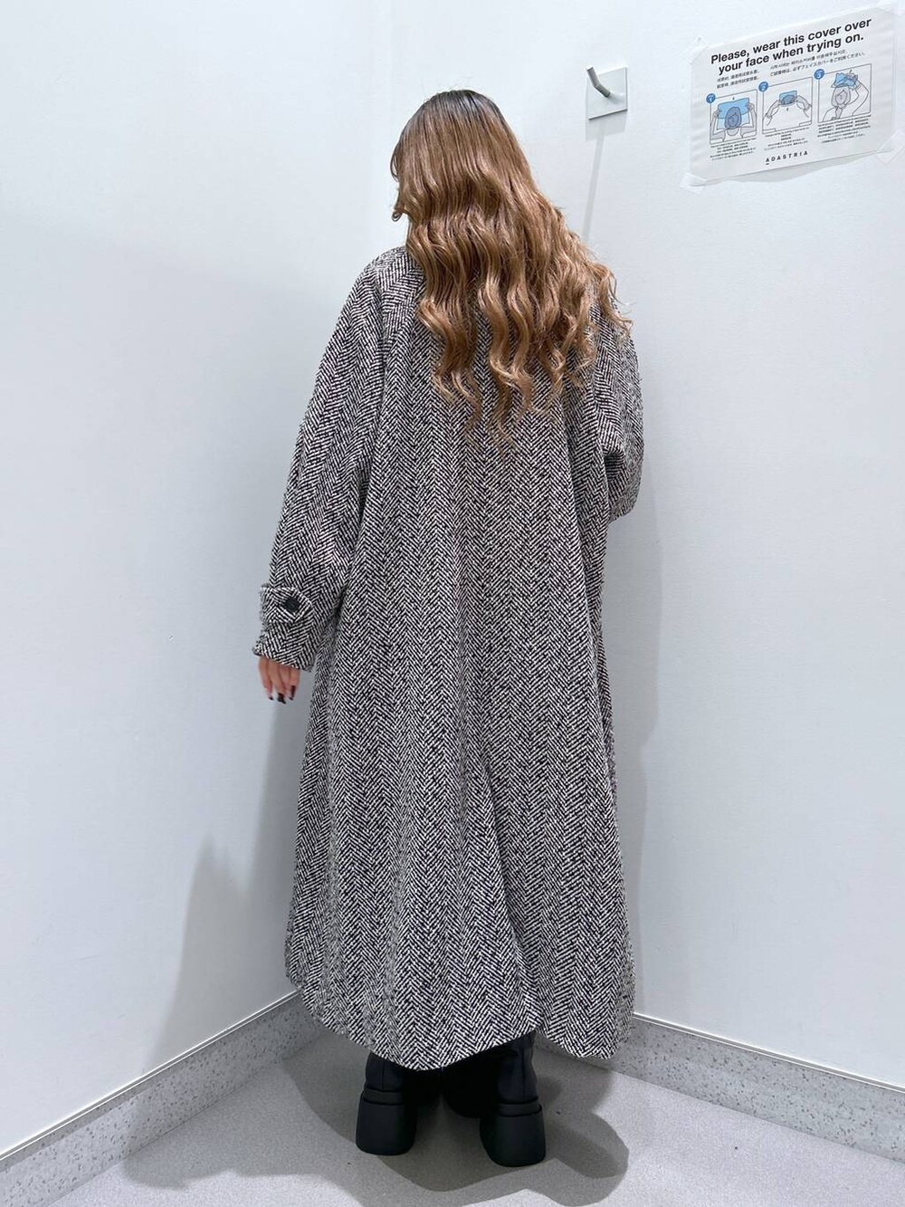 ホワイト系のその他パンツ、ブラック系のニット/セーター、ブラック系のブーツを着用したレディースの冬コーディネートの3枚目の写真