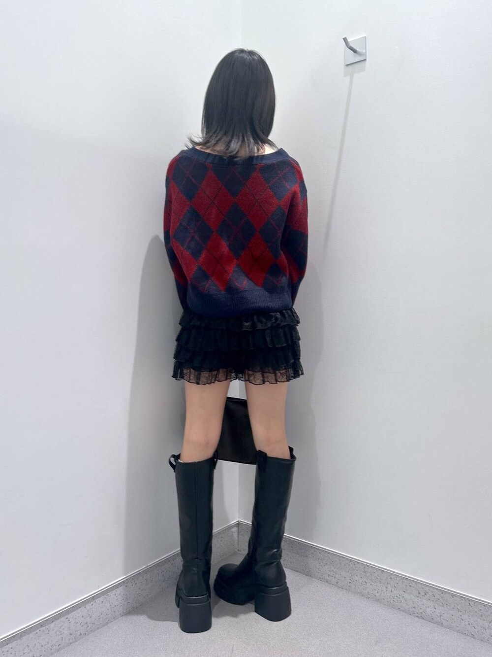 ブラウン系のショルダーバッグ、ブラック系のその他パンツ、ブラック系のブーツを着用したレディースの秋コーディネートの3枚目の写真