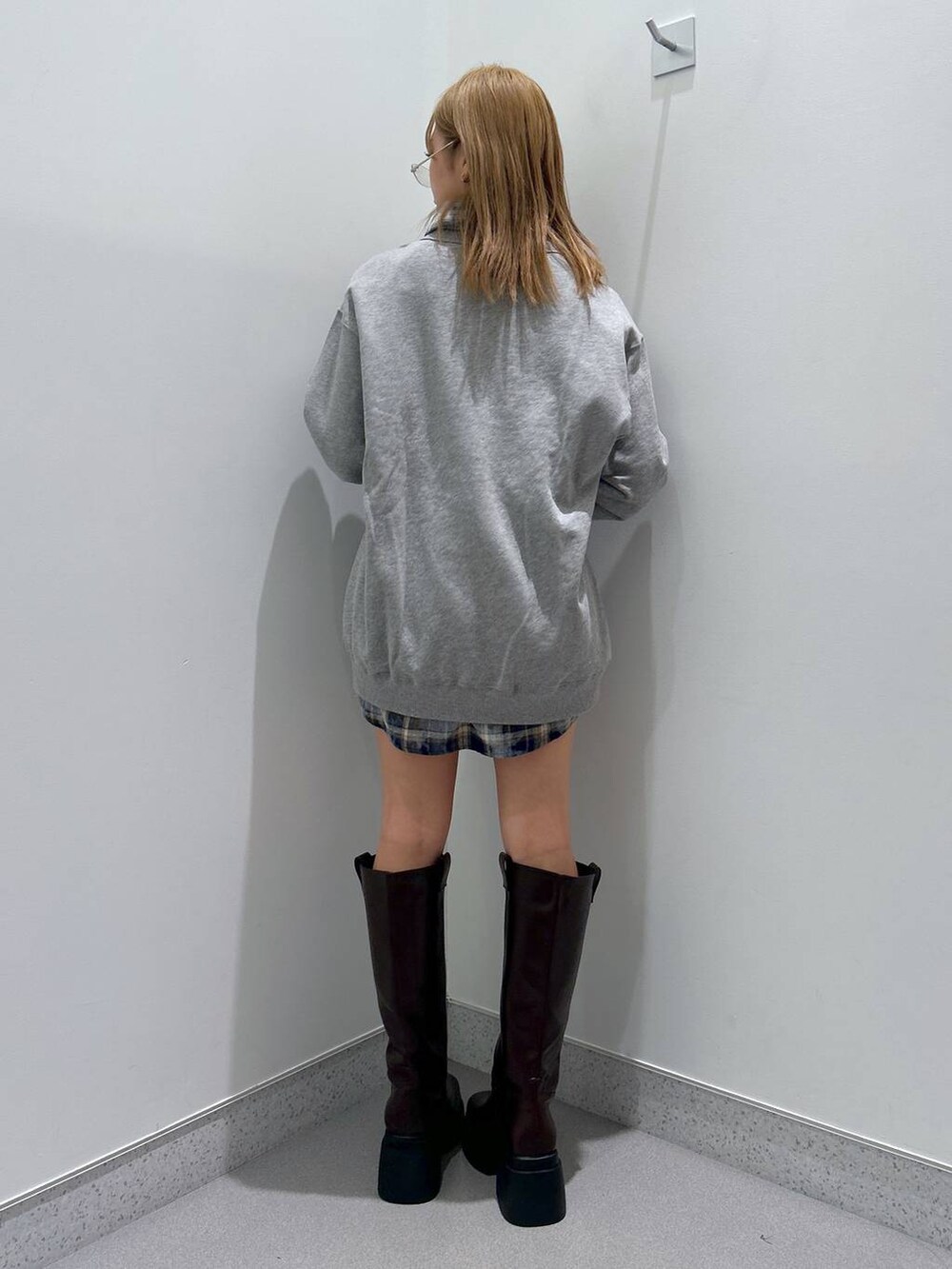 ブラウン系のブーツ、ブルー系のデニムスカート、ブルー系のシャツ/ブラウスを着用したレディースの冬コーディネートの3枚目の写真