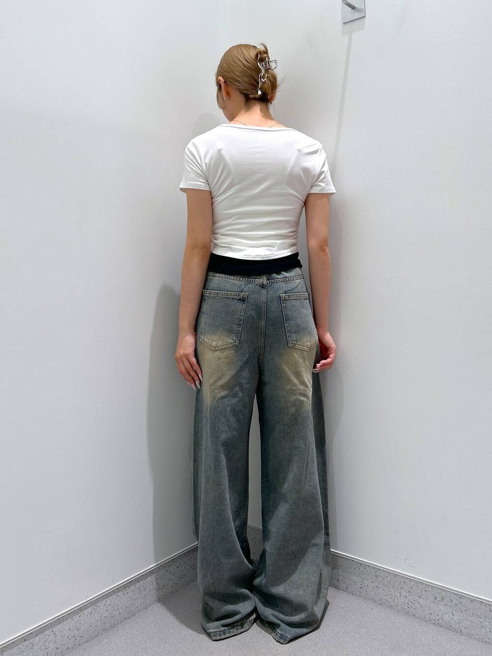 ブルー系のデニムパンツ、ホワイト系のTシャツ/カットソーを着用したレディースの夏コーディネートの3枚目の写真