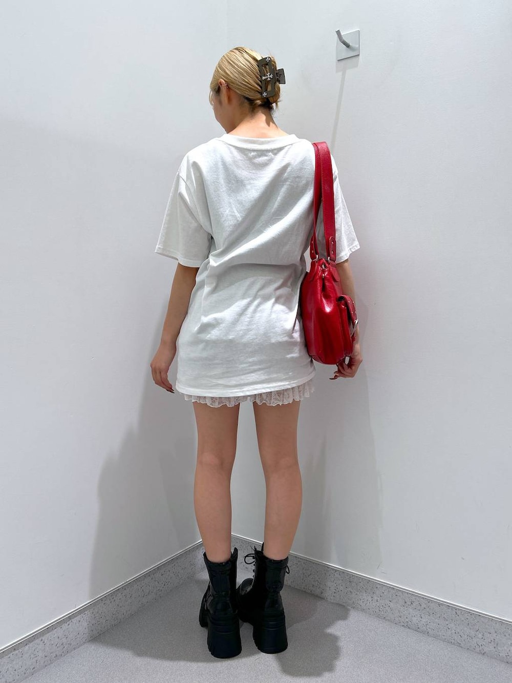 ホワイト系のその他パンツ、ホワイト系のTシャツ/カットソー、レッド系のショルダーバッグを着用したレディースの夏コーディネートの3枚目の写真