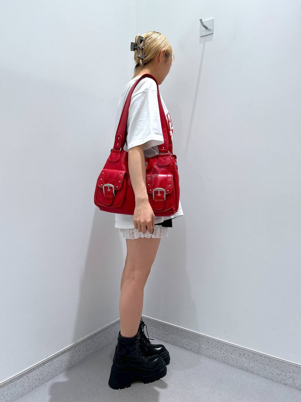 ホワイト系のその他パンツ、ホワイト系のTシャツ/カットソー、レッド系のショルダーバッグを着用したレディースの夏コーディネートの2枚目の写真