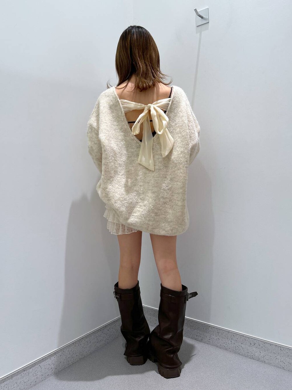 ベージュ系のその他パンツ、ブラウン系のブーツ、ブラック系のキャミソールを着用したレディースの冬コーディネートの3枚目の写真