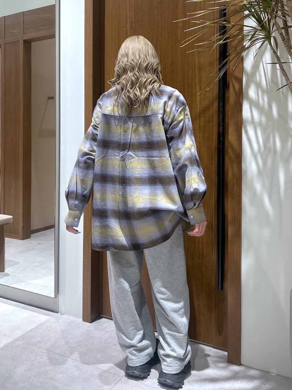 イエロー系のシャツ/ブラウス、グレー系のその他パンツを着用したレディースの冬コーディネートの3枚目の写真