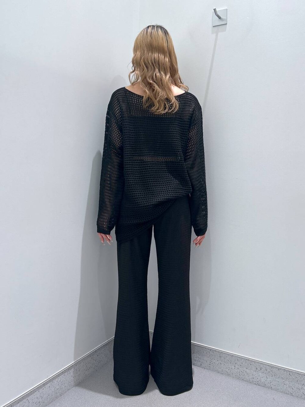 ブラック系のキャミソール、ブラウン系のその他シューズ、ブラック系のその他パンツを着用したレディースの春コーディネートの3枚目の写真