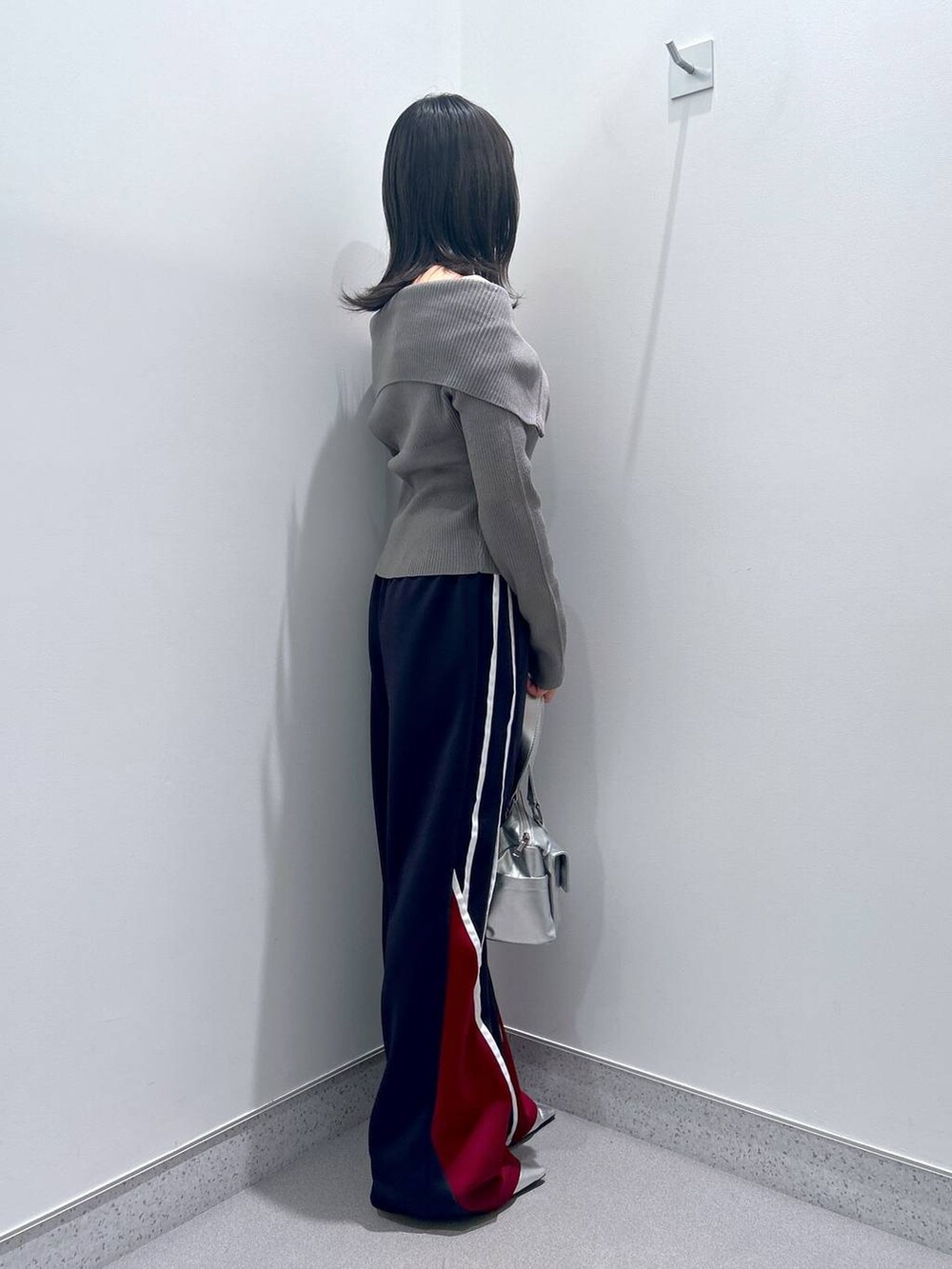 シルバー系のショルダーバッグ、ベージュ系のカーディガン/ボレロ、ブルー系のその他パンツを着用したレディースの秋コーディネートの2枚目の写真