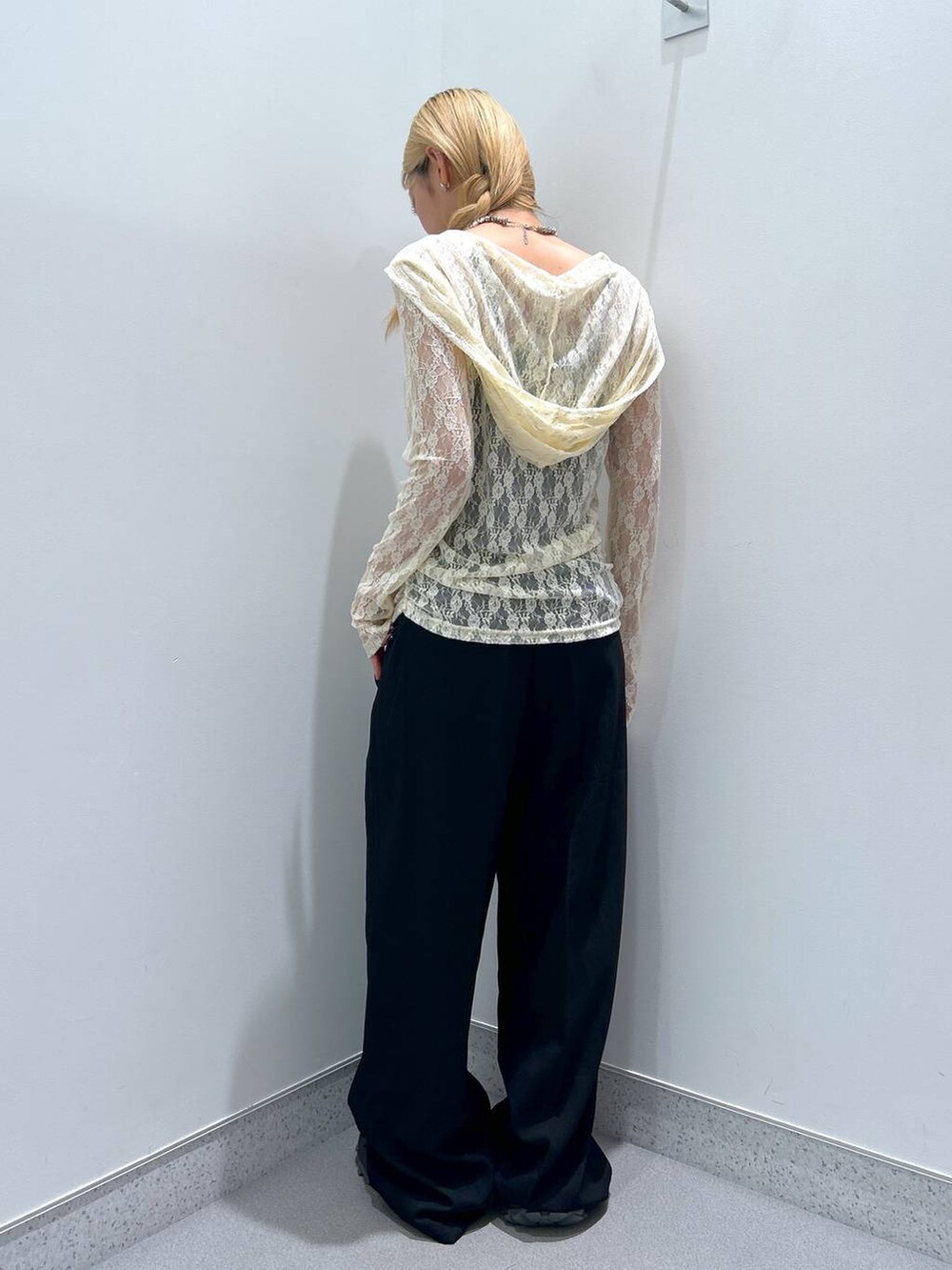 ベージュ系のTシャツ/カットソー、ブラック系のスラックスを着用したレディースの夏コーディネートの3枚目の写真