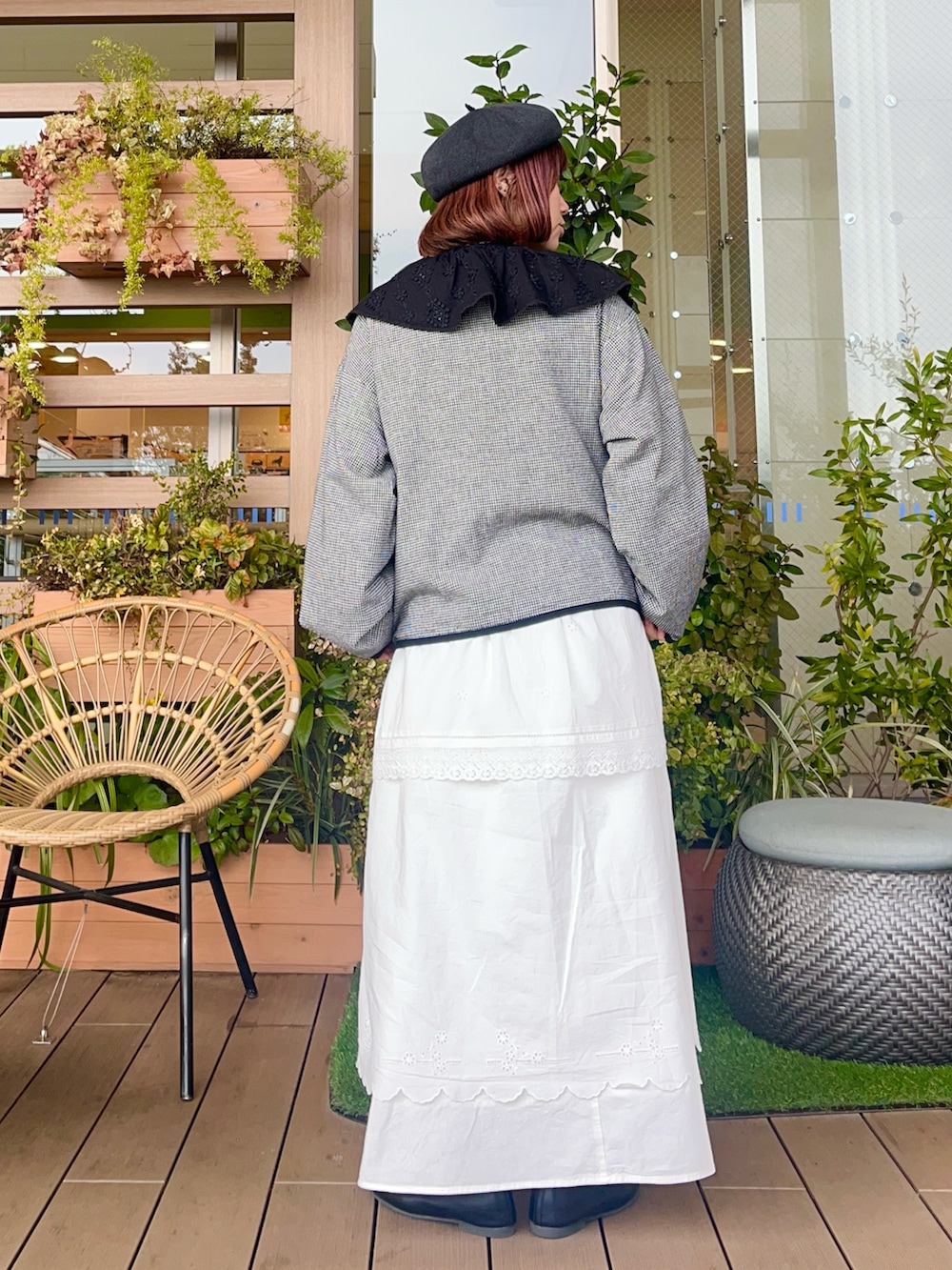 ブラック系のジャケット/アウターを着用したレディースの夏コーディネートの3枚目の写真