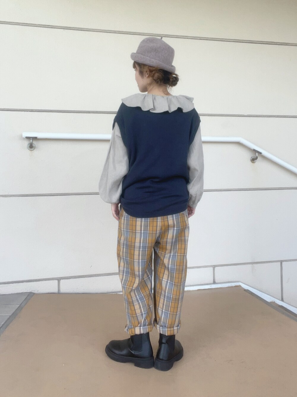 「チェック、秋っぽコーデ更新中、秋服、カジュアルコーデ、パンツコーデ、24AW秋の新作、カラーコーデ、低身長女子、帽子、ベストコーデ、サマンサ モスモス(Samansa Mos2)、イオンモール浜松志都呂」｜「Samansa Mos2の【消臭効果】フェルトロールワッチ（ハット、ブラウン系）」を使った、も  な  こさん（レディース・152cm）の秋コーディネートの3枚目の写真