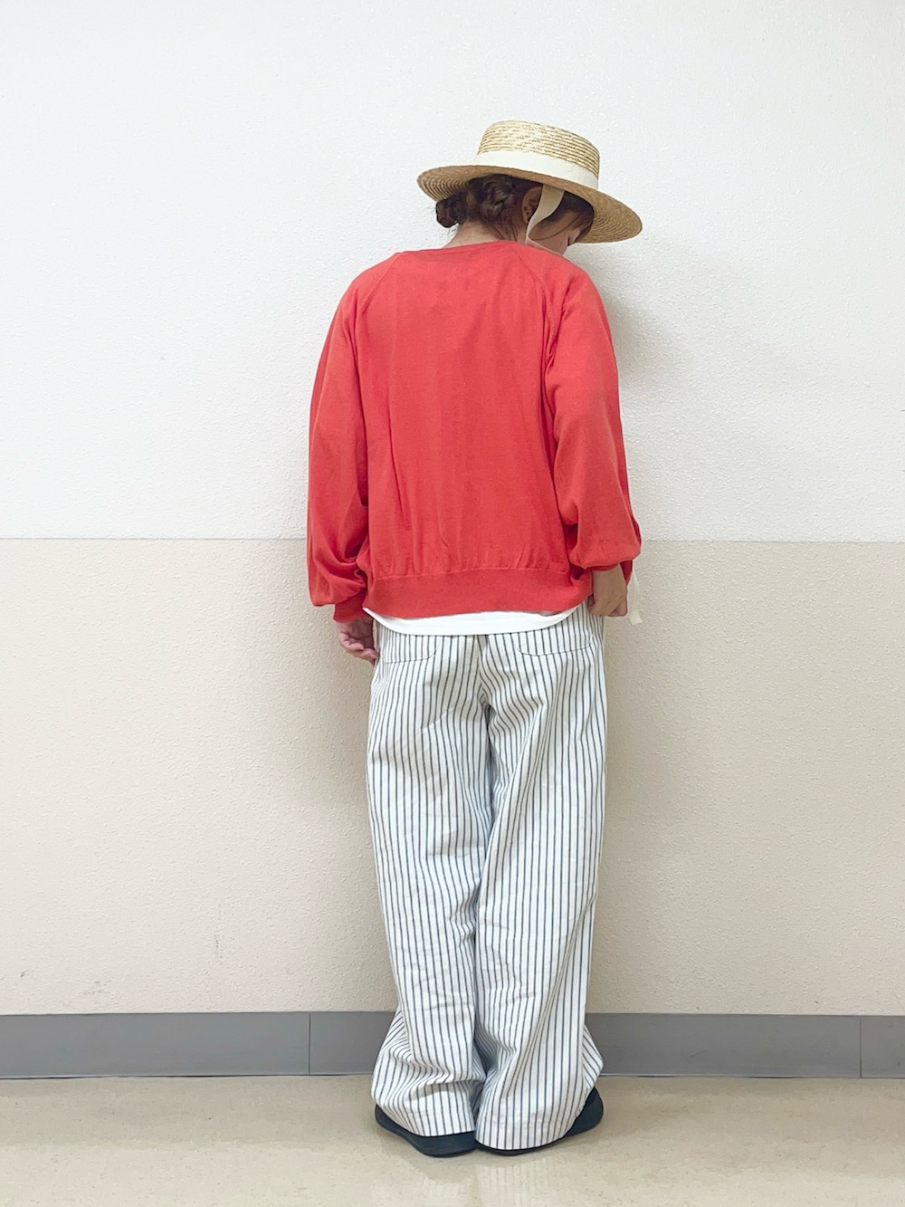 「シンプルスタイル、カンカン帽、赤カーディガン、ストライプパンツ、ドーナツ、Tシャツ、パンツスタイル、サマンサ モスモス(Samansa Mos2)、イオンモール浜松志都呂、ワンストラップスニーカー、赤、カーディガンコーデ、帽子かぶろう会」｜「Samansa Mos2のリボンカンカン帽（ハット、ホワイト系）」を使った、も  な  こさん（レディース・152cm）の春コーディネートの3枚目の写真