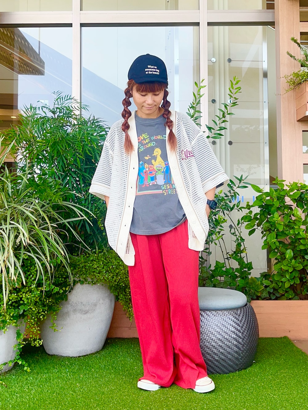 ホワイト系のカーディガン/ボレロを着用したレディースの冬コーディネートの2枚目の写真