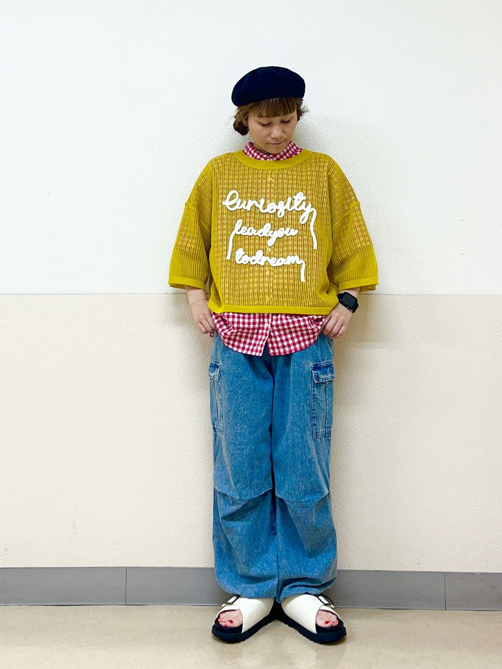 ブラック系のハットを着用したレディースの秋コーディネートの2枚目の写真