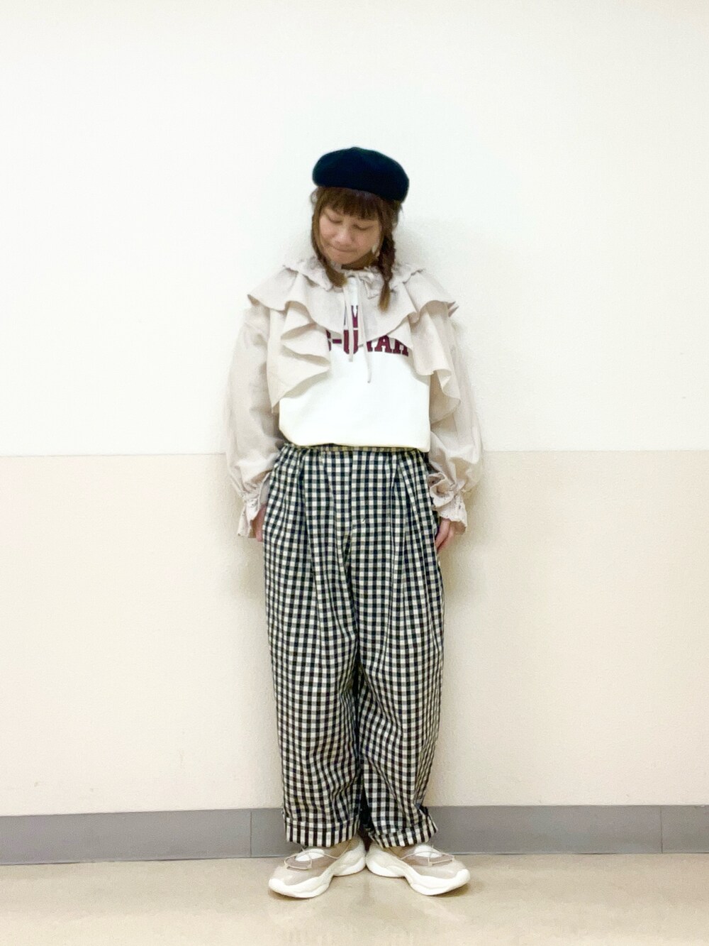 ホワイト系のシャツ/ブラウス、ホワイト系のTシャツ/カットソー、ホワイト系のパンツを着用したレディースの春コーディネートの2枚目の写真