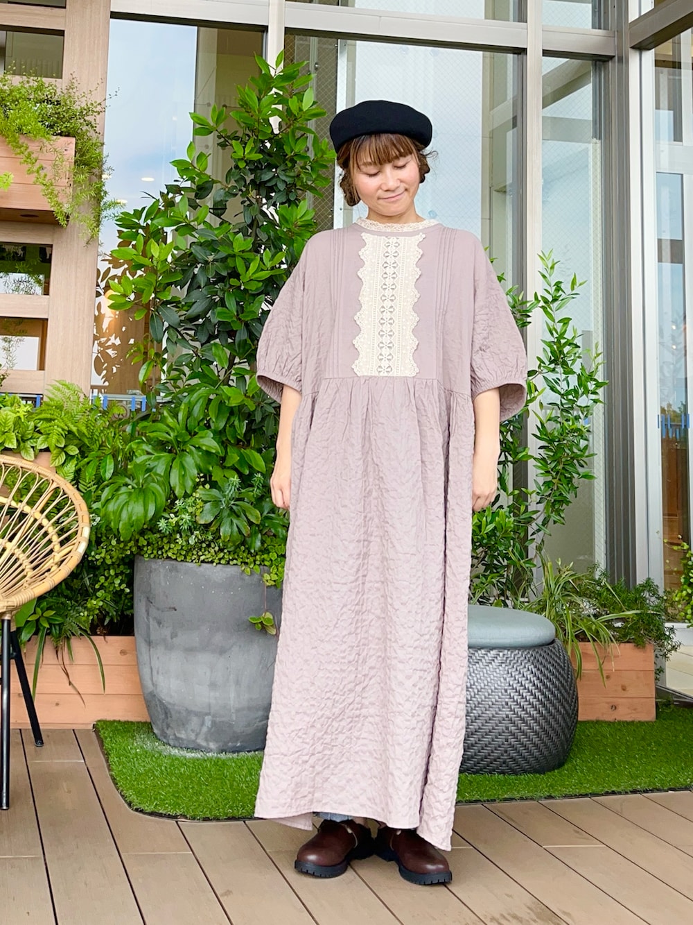 ブラック系のハットを着用したレディースの冬コーディネートの2枚目の写真