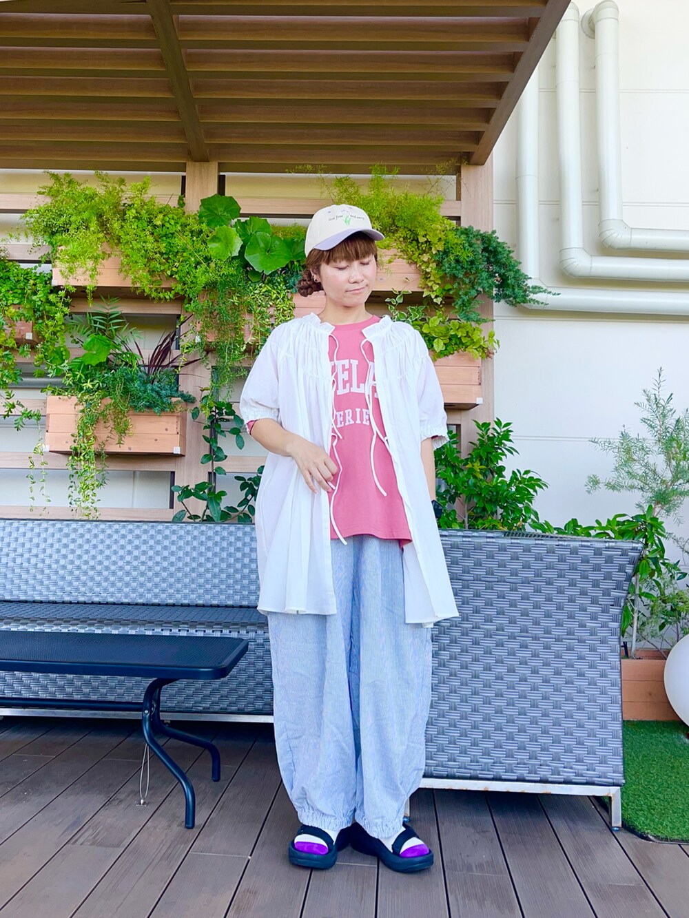 ベージュ系のハットを着用したレディースの冬コーディネートの2枚目の写真