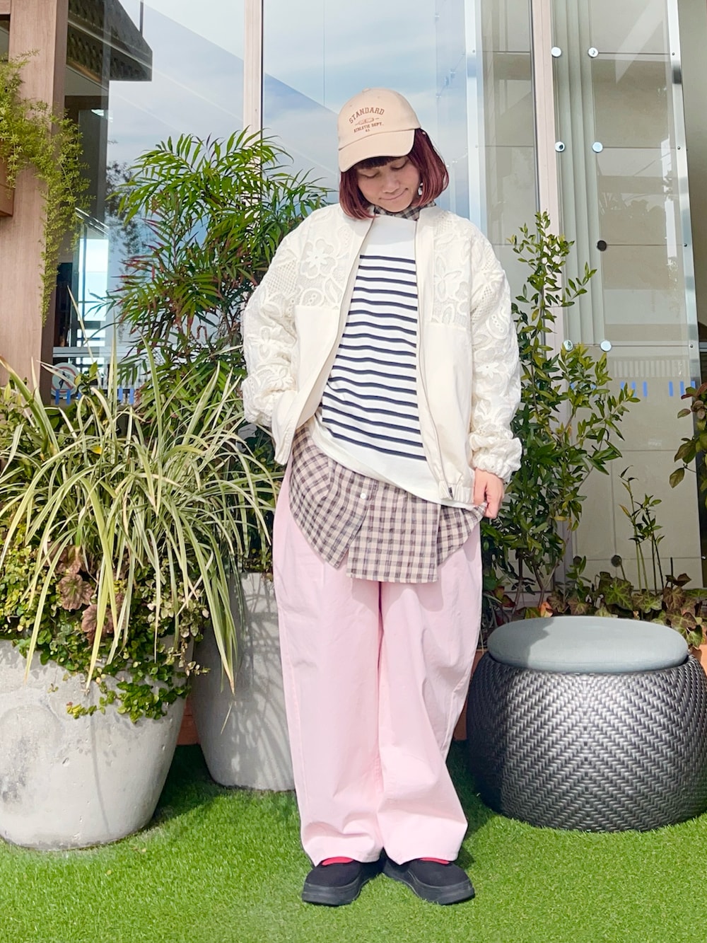 ホワイト系のジャケット/アウターを着用したレディースの夏コーディネートの2枚目の写真