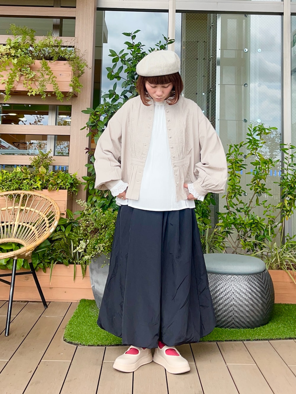ブラック系のスカートを着用したレディースの夏コーディネートの2枚目の写真