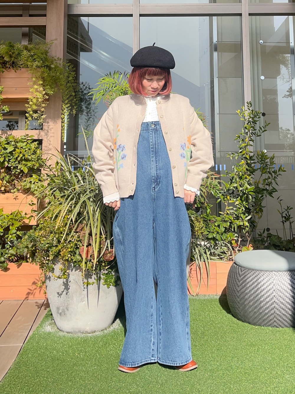 ブルー系のサロペット/オーバーオールを着用したレディースの夏コーディネートの2枚目の写真
