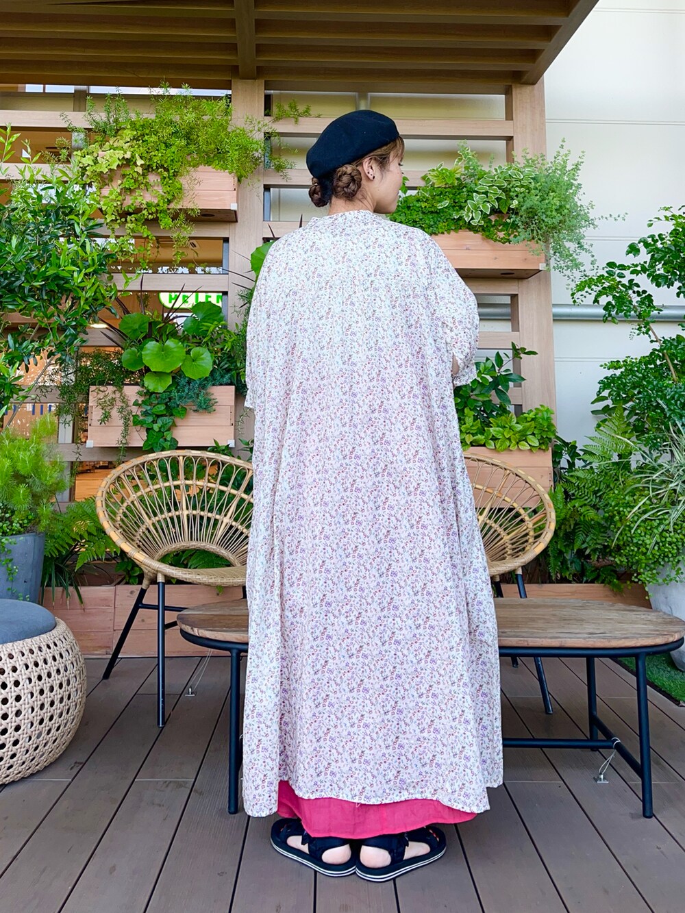 ブラック系のハットを着用したレディースの冬コーディネートの3枚目の写真