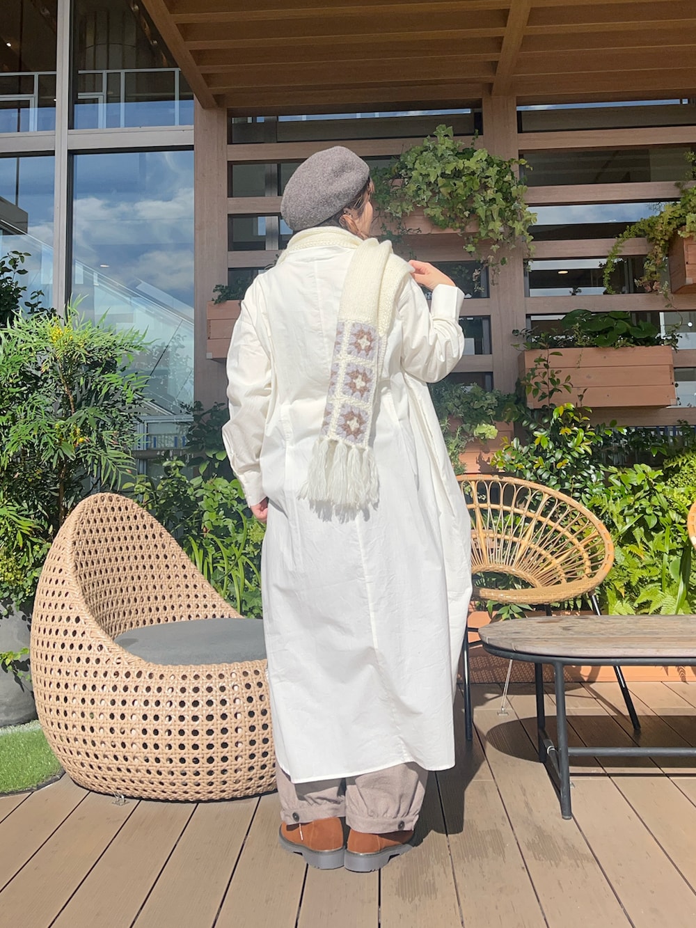 ホワイト系のファッション雑貨を着用したレディースの春コーディネートの3枚目の写真