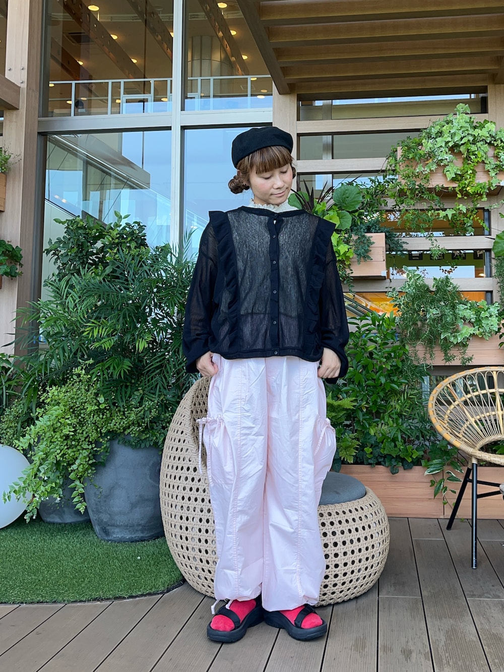 ピンク系のその他パンツを着用したレディースの冬コーディネートの2枚目の写真