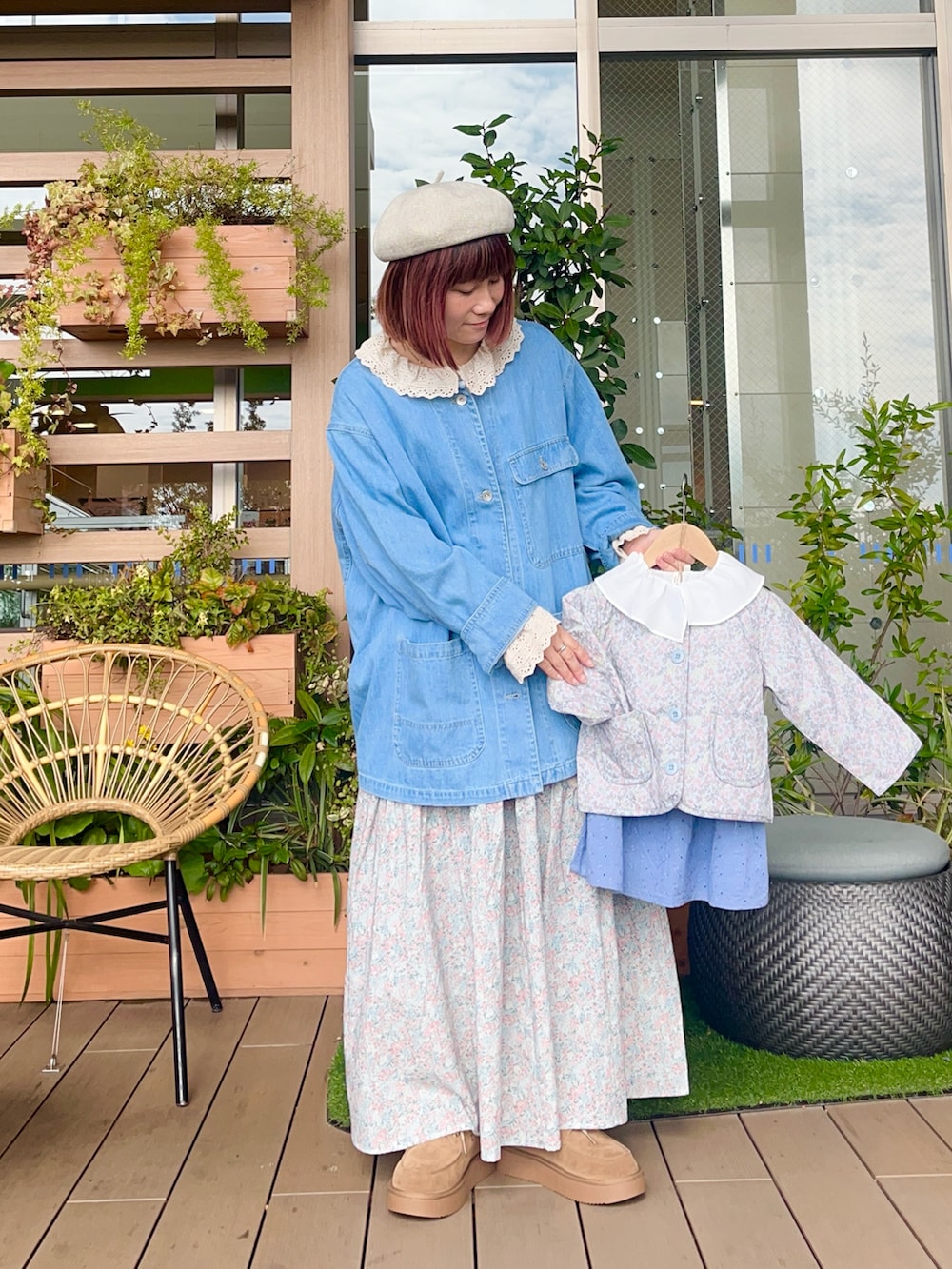 ブルー系のジャケット/アウター、ブルー系のジャケット/アウターを着用したレディースの冬コーディネートの2枚目の写真