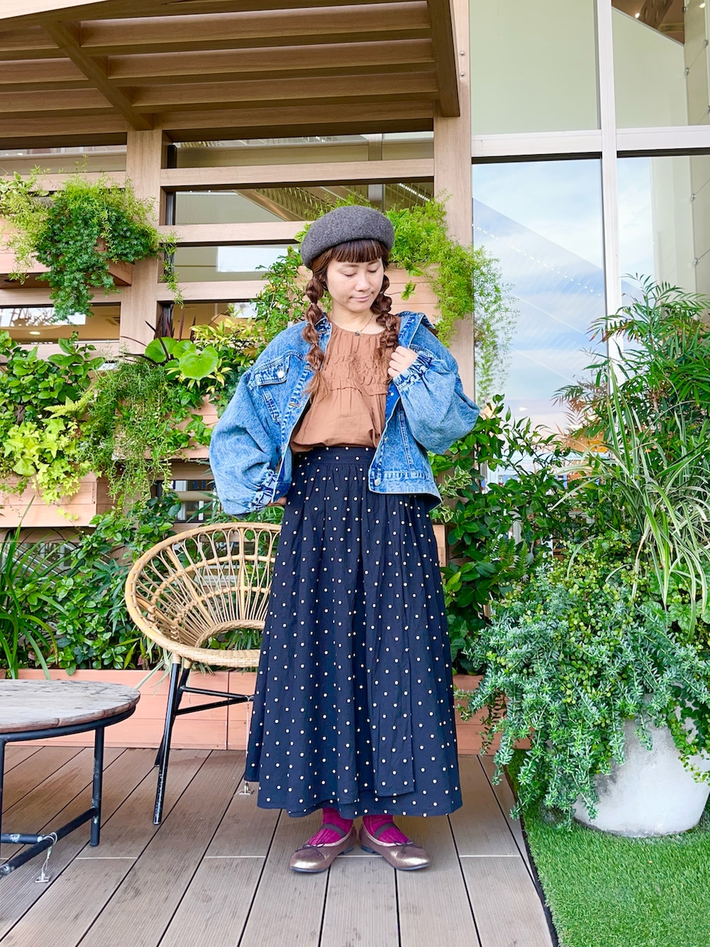 ブルー系のノーカラージャケットを着用したレディースの冬コーディネートの2枚目の写真